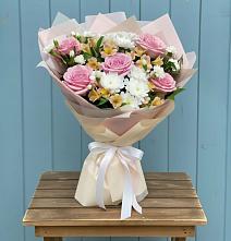 Букет цветов из:  Гвоздики, Орхидеи и Розы в Сергокале