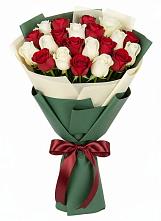 Букет Микс из красных и белых роз в Сергокале