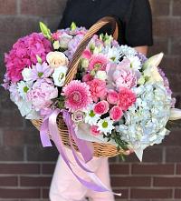 Цветочная композиция из Розы, Хризантемы, Пионы и Лизиантусы в корзине в Сергокале