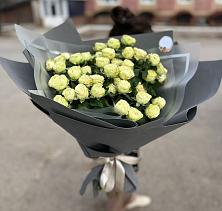 Букет Белые кустовые розы Солинеро в Сергокале