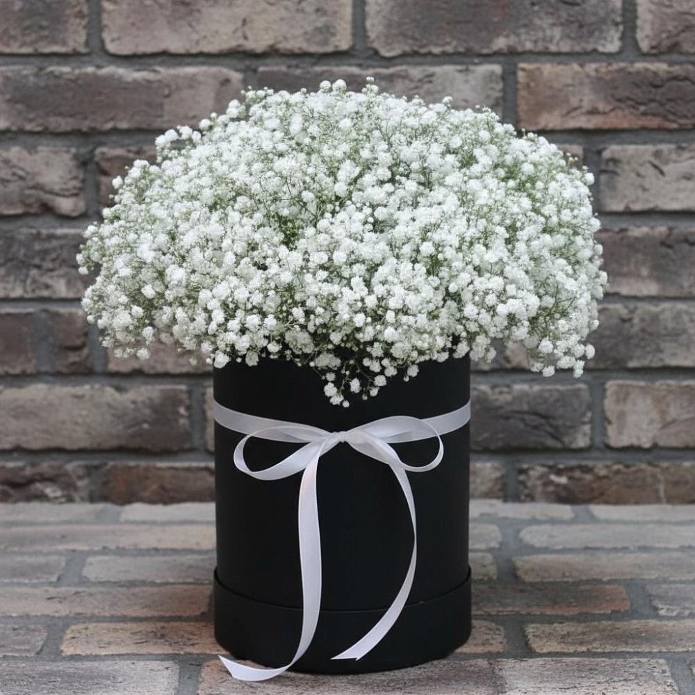 Цветочная композиция из Гипсофила в шляпной коробке в Сергокале