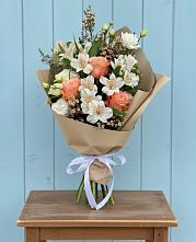 Букет цветов из:  Альстромерии, Лизиантусы, Розы и Хризантемы в Сергокале