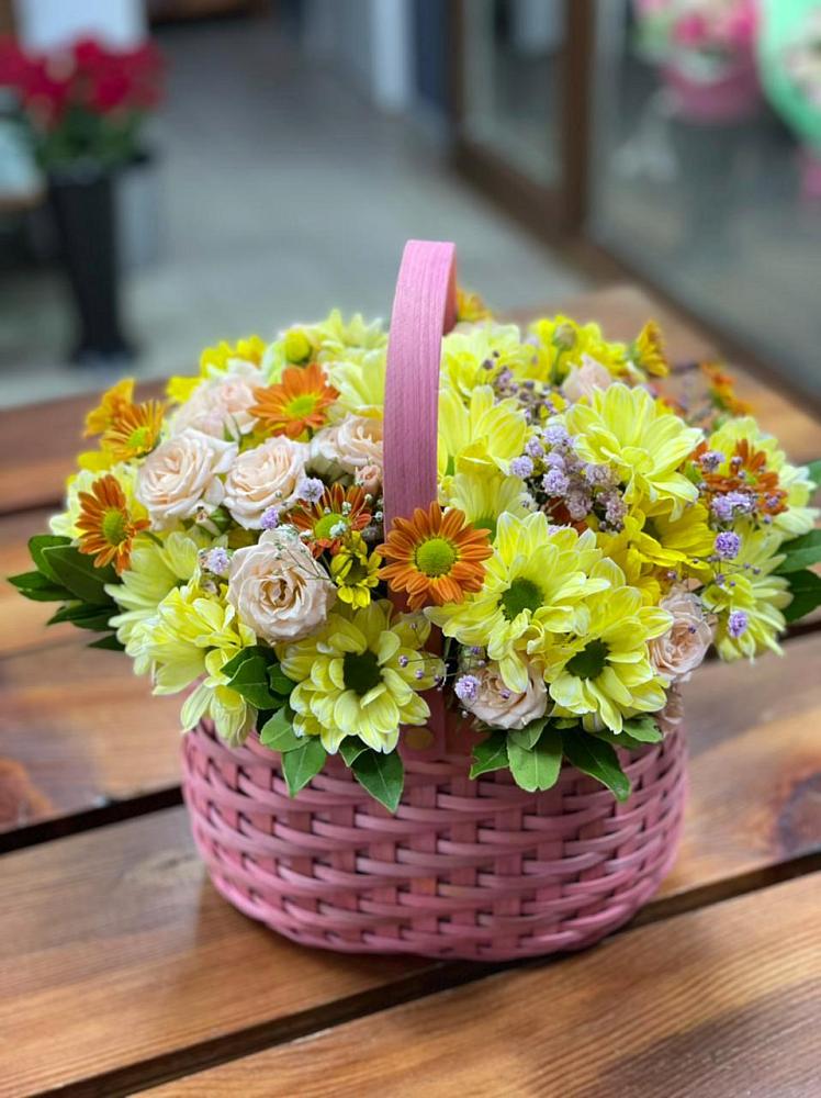 Цветочная композиция из Хризантемы и Розы в корзине в Сергокале
