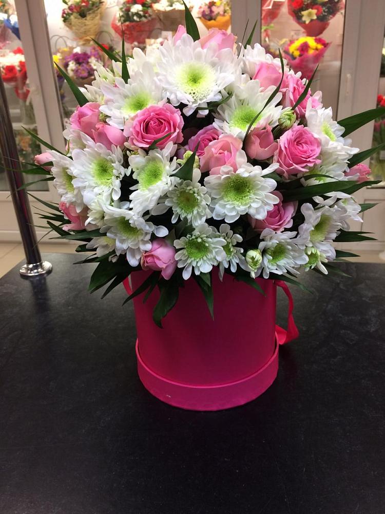 Цветочная композиция из Розы и Хризантемы в шляпной коробке в Сергокале