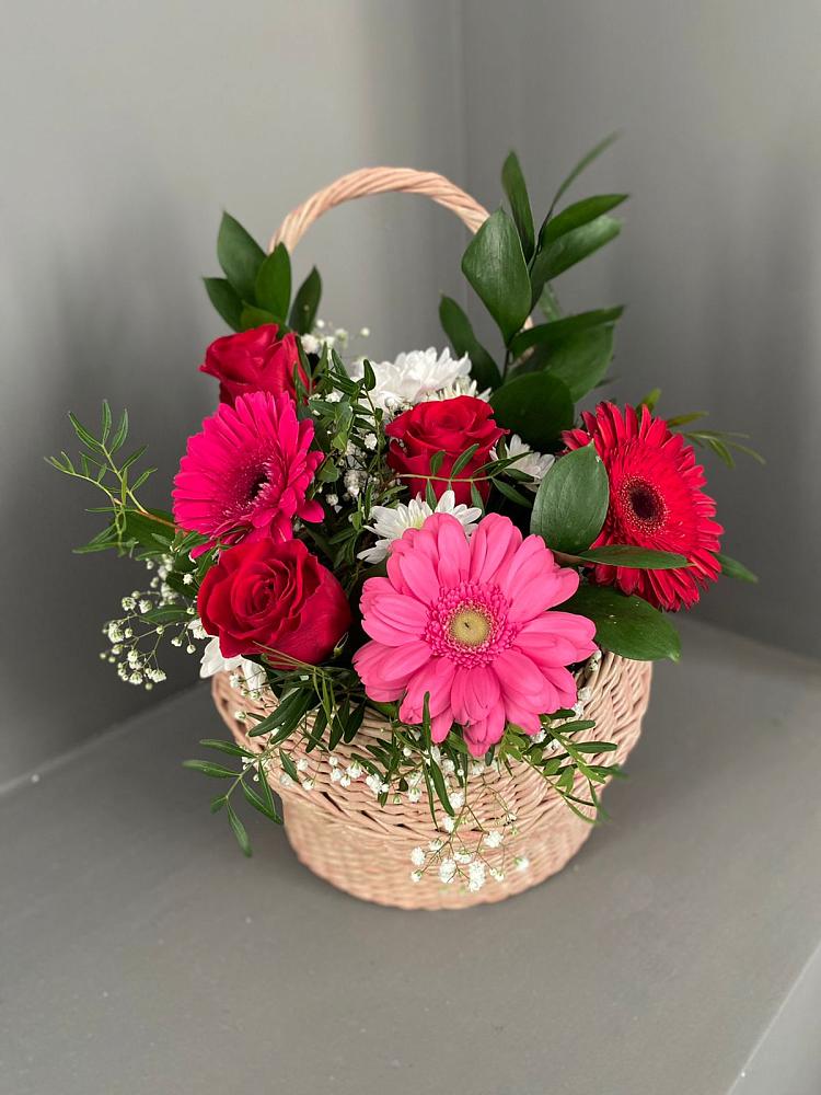 Цветочная композиция из Розы, Хризантемы и Герберы в корзине в Сергокале