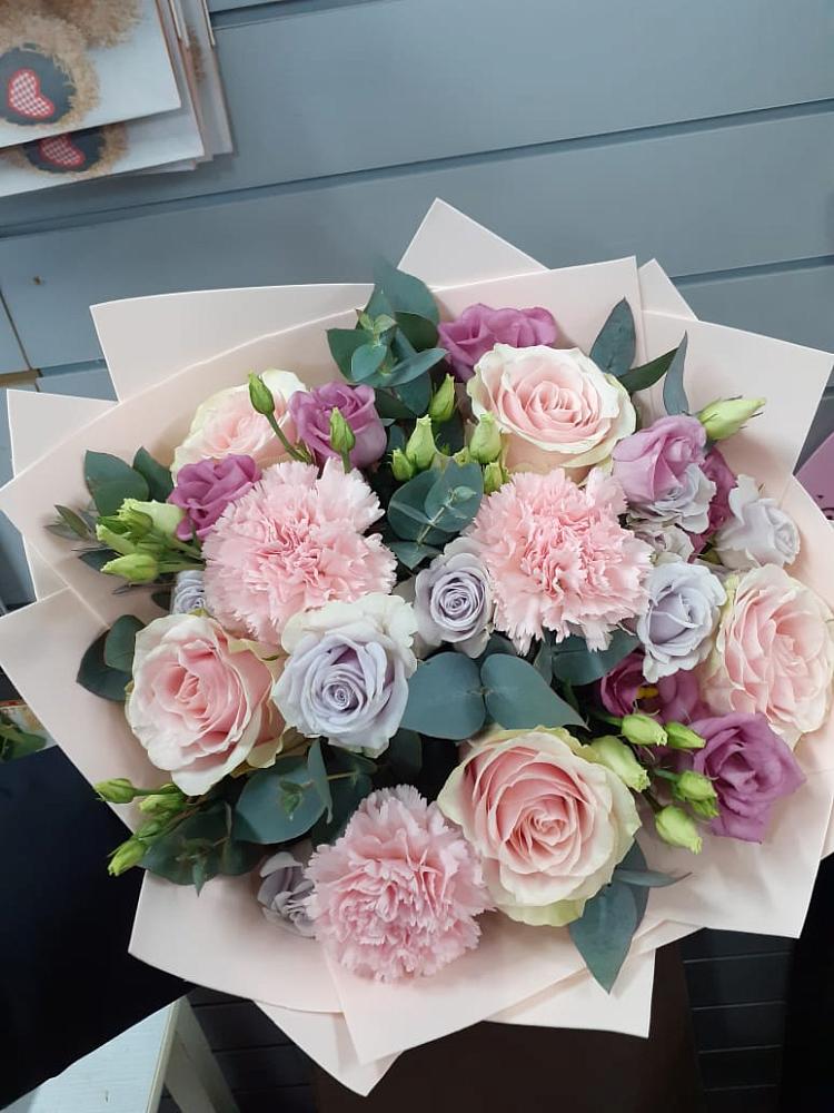 Букет цветов из: Розы, Гвоздики и Лизиантусы в Сергокале