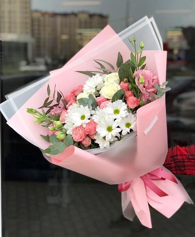 Букет цветов из: Розы, Лизиантусы и Хризантемы в Сергокале