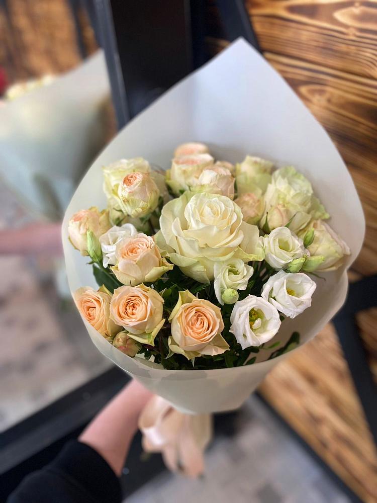 Букет цветов из: Розы и Лизиантусы в Сергокале